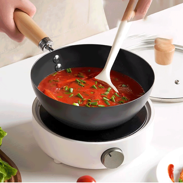 我終於能夠單手拋鍋了！只有我臉一樣大小的迷你炒鍋，精鐵加不塗層用著放心，鐵鍋也可以這麼萌這麼可愛！小巧的無塗層小鐵鍋，可愛好看好用哈！